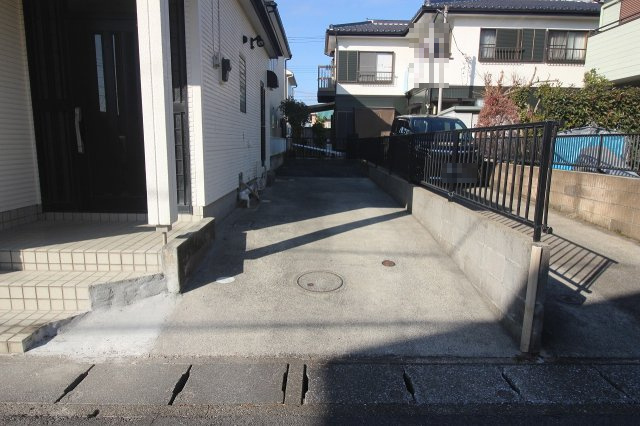 小山市神鳥谷２丁目の駐車場|建物横に確保された駐車スペース。道路からの出入りもしやすく、日常の車の利用もスムーズに行えます。