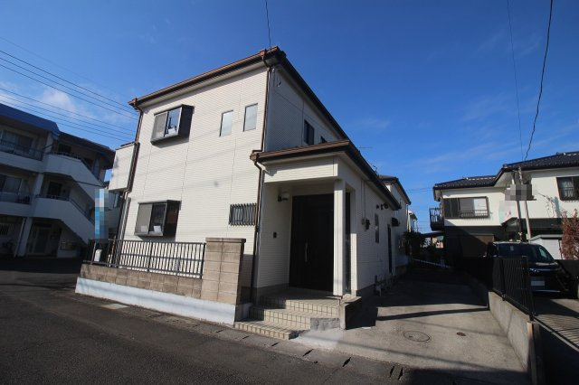 小山市神鳥谷２丁目の外観|東側から見た外観は、建物全体のバランスがよく、明るい印象。リフォーム済みで、すぐに新生活を始められる佇まいです。