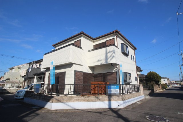 小山市神鳥谷２丁目の外観|角地に建つ、明るい印象の外観。外壁や付帯部もリフォーム済みで、全体的にすっきりとした佇まいです。前面道路も見通しがよく安心感があります。