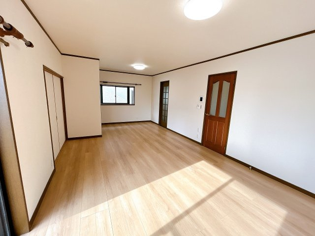 小山市神鳥谷２丁目の居間・リビング|リフォーム済みの19.5帖のLDKは、床やクロスが一新されて明るい空間に。家具配置もしやすく、家族が自然と集まる心地よさを感じられます。