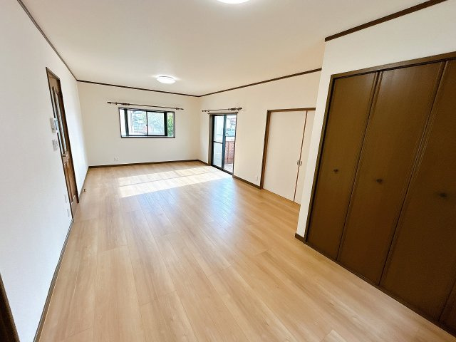 小山市神鳥谷２丁目の居間・リビング|大きな窓から光が入るLDK。隣接するスペースとのつながりもよく、開放感のある住空間です。生活動線もイメージしやすい間取りです。