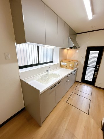 小山市神鳥谷２丁目のキッチン|システムキッチン新品交換済み。作業スペースがしっかり確保され、収納も豊富です。窓付きで換気もしやすく、毎日の家事が快適になります。