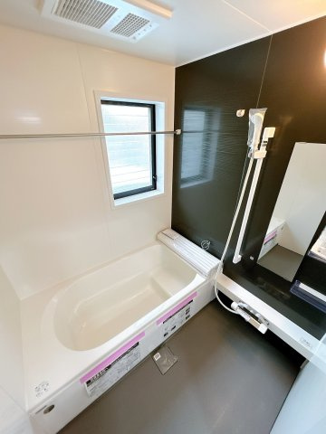 小山市神鳥谷２丁目の浴室|ユニットバス新品交換済み。アクセントパネルが落ち着いた印象で、ゆったりくつろげる空間です。窓付きで湿気対策もしやすいのが嬉しいポイント。