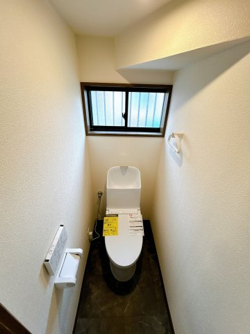 小山市神鳥谷２丁目のトイレ|トイレも新品交換済み。窓付きで明るく、清潔感のある空間です。毎日使う場所だからこそ、気持ちよく使える仕上がりになっています。