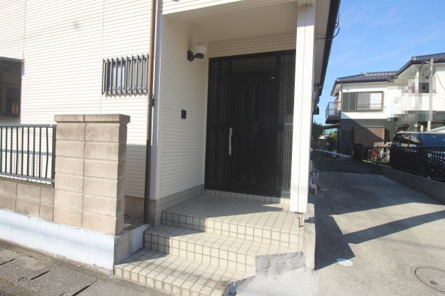 小山市神鳥谷２丁目の玄関|屋根付きで雨の日も安心な玄関アプローチ。段差も緩やかで出入りしやすく、来客時にも好印象を与えてくれます。