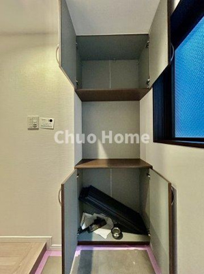 【玄関】 | ダイアパレス八広花水木通りトリニティ | 【玄関】玄関には大型のシューズクローゼットを設置しておりますのでいつでもスッキリりとした空間を保てます。玄関周りを清潔に使うのはとても大事なことですよね。