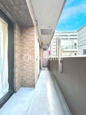 ダイアパレス八広花水木通りトリニティのバルコニー|【バルコニー】幅もあって、奥行きもあるゆとりのバルコニー。洗濯物を干したり乾かしたりだけでなく、ただ出てみるだけでも気持ちいいですよ。