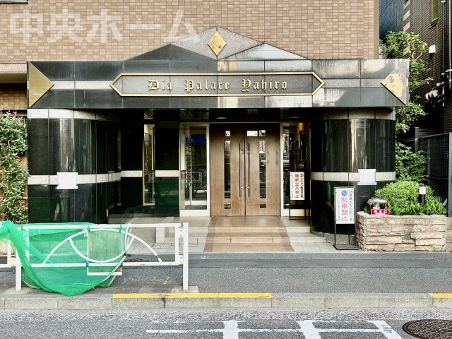 ダイアパレス八広花水木通りトリニティのエントランス|【エントランス】マンションのエントランスは、その物件の印象を決める、顔とも言える場所です。毎日通る場所ですからきれいなのが一番です。エントランス内はオートロックですので暮らしの安全も確保されています。