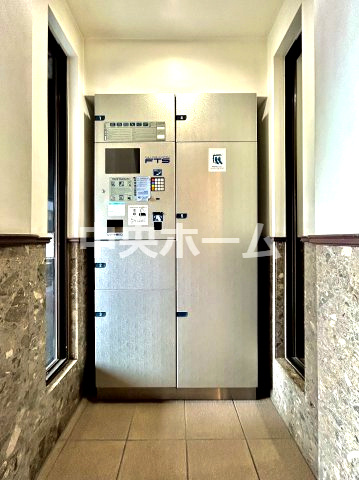 ダイアパレス八広花水木通りトリニティの設備|【宅配ボックス】在宅時・不在時に関わらず、居住者の代わりに非対面で宅配物を受け取ってくれる便利な設備です。わかりやすくご説明致しますので見学時にはお部屋だけではなく共用部分もぜひチェックしてください。