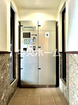 【設備】 | ダイアパレス八広花水木通りトリニティ | 【宅配ボックス】在宅時・不在時に関わらず、居住者の代わりに非対面で宅配物を受け取ってくれる便利な設備です。わかりやすくご説明致しますので見学時にはお部屋だけではなく共用部分もぜひチェックしてください。