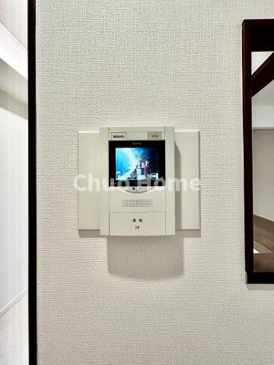 【セキュリティ】 | ダイアパレス八広花水木通りトリニティ | 【モニターホン】誰が来たかすぐにわかるカラーモニター付きインターホン。通話ボタンを押すまでは室内の音は漏れていませんので相手を確かめてから応対できます。