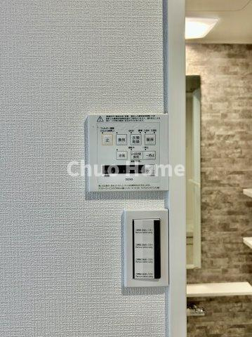 ダイアパレス八広花水木通りトリニティの冷暖房・空調設備|【浴室乾燥機】暖房・冷風・換気・乾燥が可能です。毎日を快適に過ごせるうれしい機能が揃っています。雨の日の洗濯物も安心です。