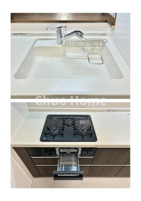 ダイアパレス八広花水木通りトリニティのキッチン|【キッチン水栓】キッチン水栓はシャワーヘッドが伸びますのでシンクの隅々まで届きます。【三ツ口コンロ】奥様に好評な三ツ口コンロと魚焼きグリルです。