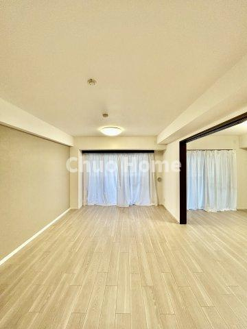 ダイアパレス八広花水木通りトリニティの居間・リビング|【リビングダイニング】一日の中で多くの時間を過すことになるリビングダイニングだからこそ、いつも穏やかな空間であることが必然。爽やかな通風と採光を存分に感じる事が出来る空間です。