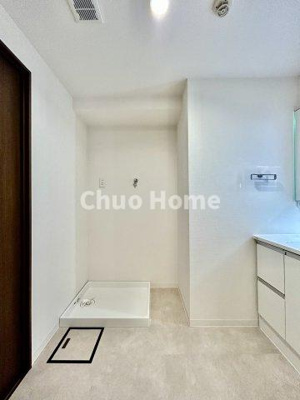 【ランドリースペース】 | ダイアパレス八広花水木通りトリニティ | 【ランドリースペース】担当者がスケールを持ち歩いておりますので、ご見学時には現在お使いの洗濯機などがきちんと収まるかなどもチェックして下さい。見学前に測っておくと非常に便利だと思います。