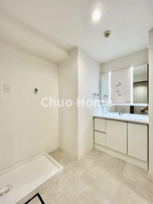 【脱衣所】 | ダイアパレス八広花水木通りトリニティ | 【洗面所】明るい洗面所は朝をすっきりさせてくれる空間です。バタバタしている忙しい朝でも収納が多い洗面台では短い時間で効率良く支度ができます。