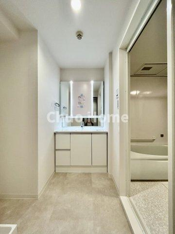 ダイアパレス八広花水木通りトリニティの独立洗面台|【洗面化粧台】洗面化粧台には三面鏡を採用。身だしなみを整えやすい事はもちろんですが、鏡の後ろに収納スペースを設ける事により、散らかりやすい洗面スペースをすっきりさせる事が出来るのも嬉しいですね