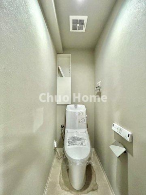 【トイレ】 | ダイアパレス八広花水木通りトリニティ | 【トイレ】 収納スペースをしっかりと確保した温水洗浄便座機能付きトイレ。温水洗浄便座は清潔にお使いいただくための大切なアイテムです。