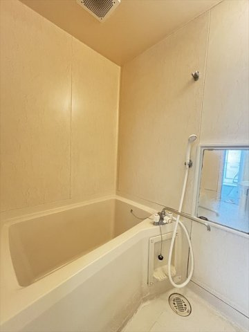 コーポマツノキ四番館の浴室|日々の疲れを癒すお風呂付です