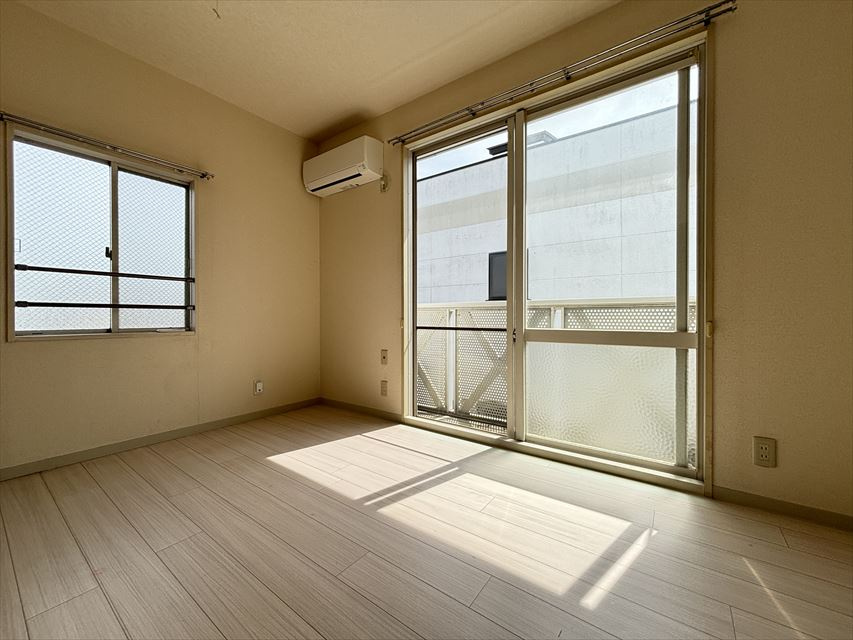 コーポマツノキ四番館の洋室|落ち着いた色調の洋室です