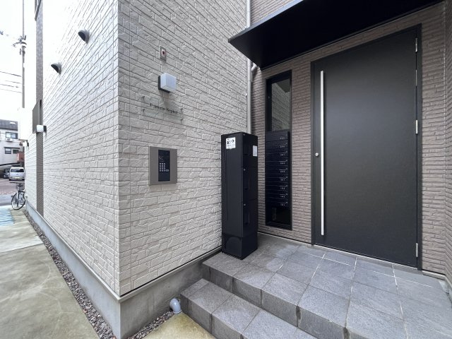 F asecia Nephelのエントランス