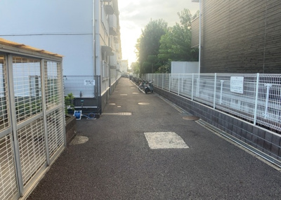 【中庭】 | 藤和東林間コープ | 中庭（パティオ）とは、一つの建築物の内部に設けられた、壁などで囲われている庭のことを指します。コの字型、ロの字型が主流ですが、L字型の中庭もあります。最近では、インテリア性の高さからも人気があります。