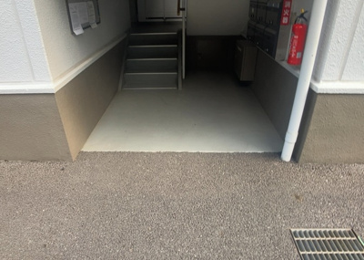 【エントランス】 | 藤和東林間コープ | マンションのエントランスには、もともと風よけや防犯の役割がありますが、マンションによって宅配ボックスなどの設備が備わっている所もあります。日々の生活をイメージしながら生活しやすさをチェックしましょう。