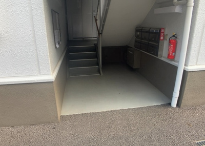 【ロビー】 | 藤和東林間コープ | ラウンジは、マンションの共用スペースに椅子やテーブルなどを配置した利用者が寛げる空間です。屋内型ラウンジと屋外型ラウンジがあります。共用部分の管理状況と合わせて、詳細については現地でご確認ください。