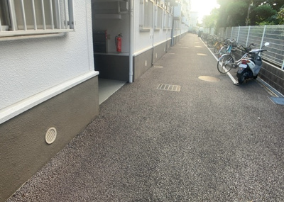 【ロビー】 | 藤和東林間コープ | ロビーというと、エントランスと何がちがうの？と思いますよね。実はロビーとエントランスには明確な決まりはありません。物件によっては、エントランスを入って広がるある程度の広さのある空間がロビーとなります。