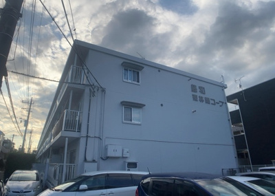 【現況写真】 | 藤和東林間コープ | 道幅が広い場所は日当たりや風通が良好です。幅が広いのですれ違いも可能ですし大きな車でも駐車可能！一方で、大型車が通ることも多くなるため交通量の増加により騒音に繋がります。また土地の値段が高くなります。