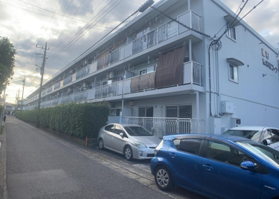 【外観】 | 藤和東林間コープ | 外観はマンション管理がされているかの目安になります。築年数が古いと、壁面は劣化してひび割れが生じることも！建物が古びていても細かいところが修繕されていると、きちんと管理されているなぁと感じるでしょう。