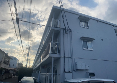 【外観】 | 藤和東林間コープ | 一般的なバルコニーは、奥行1.5ｍ程ですが、ワイルドバルコニーは2ｍまで広がっています。そのため洗濯物の間隔をあけ干すことができ、乾きやすいというメリットや、ガーデニングが楽しめる等の特徴があります。