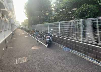 【駐車場】 | 藤和東林間コープ | 車一台あたりに必要なスペースは、標準サイズの普通自動車で横幅2m50cm、長さ5mは必要になります。ただし、乗降のことも考慮して横幅3m30cm、長さ5m50cmほどは確保できるところを選びましょう。