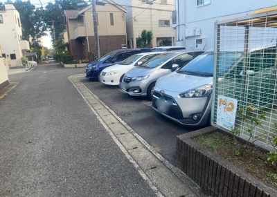 【駐車場】 | 藤和東林間コープ | 駐車場と明記されていても、最小スペースでつくられた駐車場だと大型車は駐車できなかったり、出入りしにくくなったりする可能性があります。お車のサイズと購入したい物件の駐車場のサイズを現地で確認しましょう。