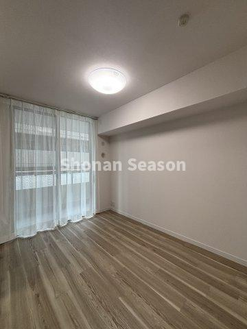 【洋室】 | 木の温もりを感じながら生活できる全室フローリング！　　　　　　　　
全室貼替済みで、気持ちよくお過ごしいただけます♪