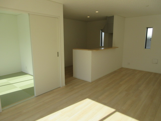 【仲介手数料無料】新築戸建　吉見町東野1-5-6（全3棟）の居間・リビング