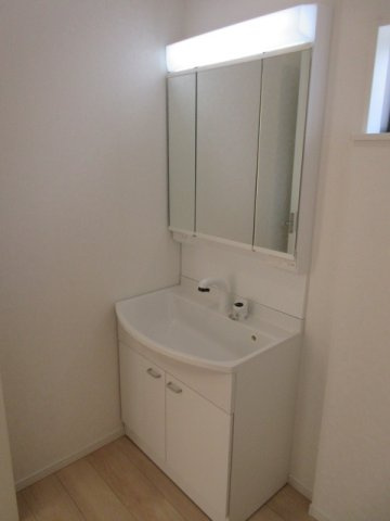 【仲介手数料無料】新築戸建　吉見町東野1-5-6（全3棟）の独立洗面台