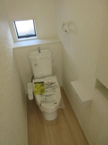 【仲介手数料無料】新築戸建　吉見町東野1-5-6（全3棟）のトイレ