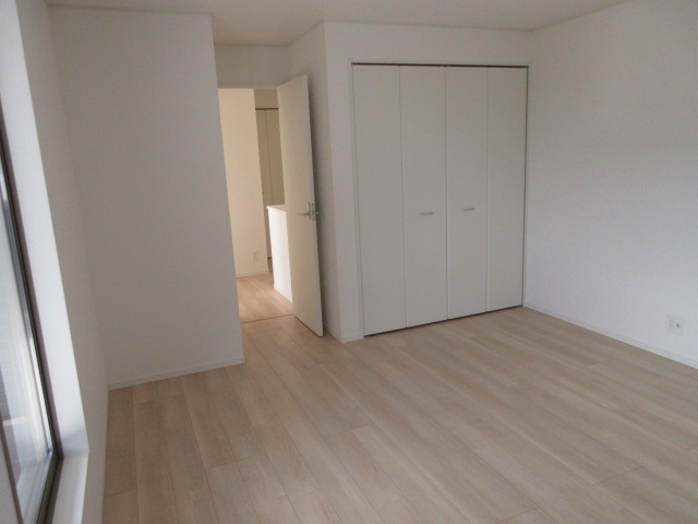 【仲介手数料無料】新築戸建　吉見町東野1-5-6（全3棟）の洋室