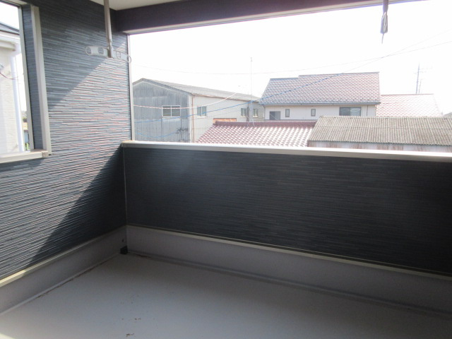【仲介手数料無料】新築戸建　吉見町東野1-5-6（全3棟）のバルコニー