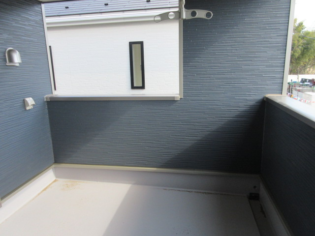 【仲介手数料無料】新築戸建　吉見町東野1-5-6（全3棟）のバルコニー