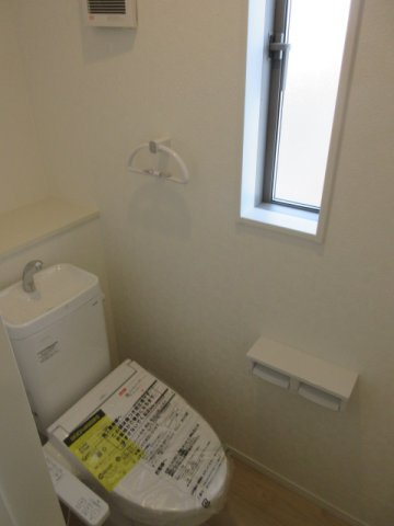 【仲介手数料無料】新築戸建　吉見町東野1-5-6（全3棟）のトイレ