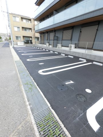 D-ROOM若草の駐車場