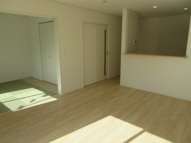 【仲介手数料無料】新築戸建　吉見町東野1-5-6（全3棟）の居間・リビング