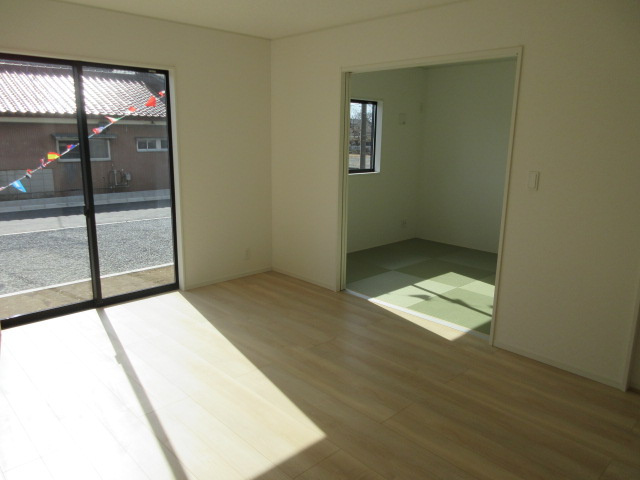 【仲介手数料無料】新築戸建　吉見町東野1-5-6（全3棟）の居間・リビング