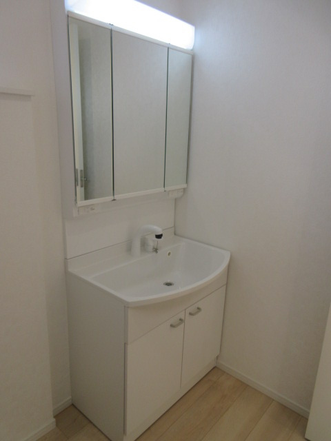 【仲介手数料無料】新築戸建　吉見町東野1-5-6（全3棟）の独立洗面台