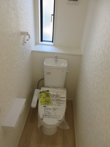 【仲介手数料無料】新築戸建　吉見町東野1-5-6（全3棟）のトイレ