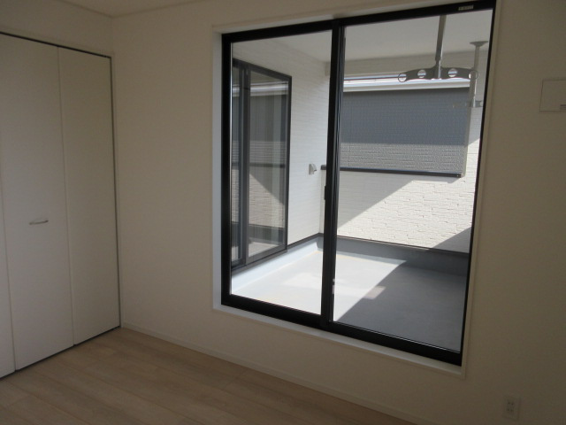 【仲介手数料無料】新築戸建　吉見町東野1-5-6（全3棟）の洋室