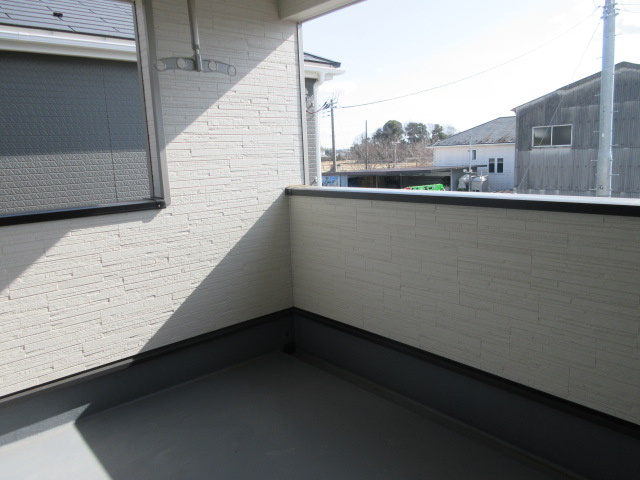 【仲介手数料無料】新築戸建　吉見町東野1-5-6（全3棟）のバルコニー