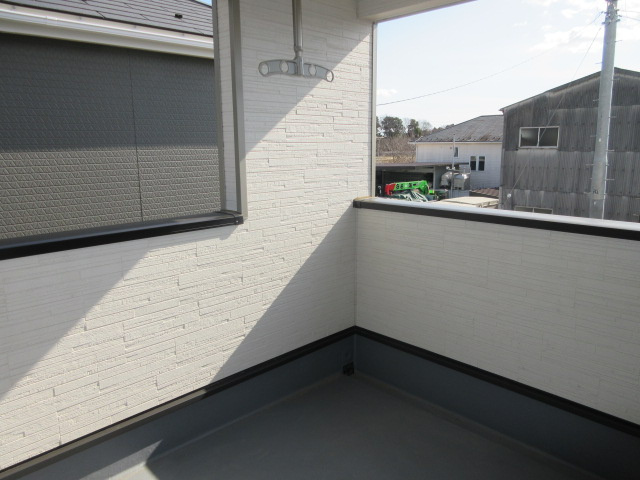 【仲介手数料無料】新築戸建　吉見町東野1-5-6（全3棟）のバルコニー